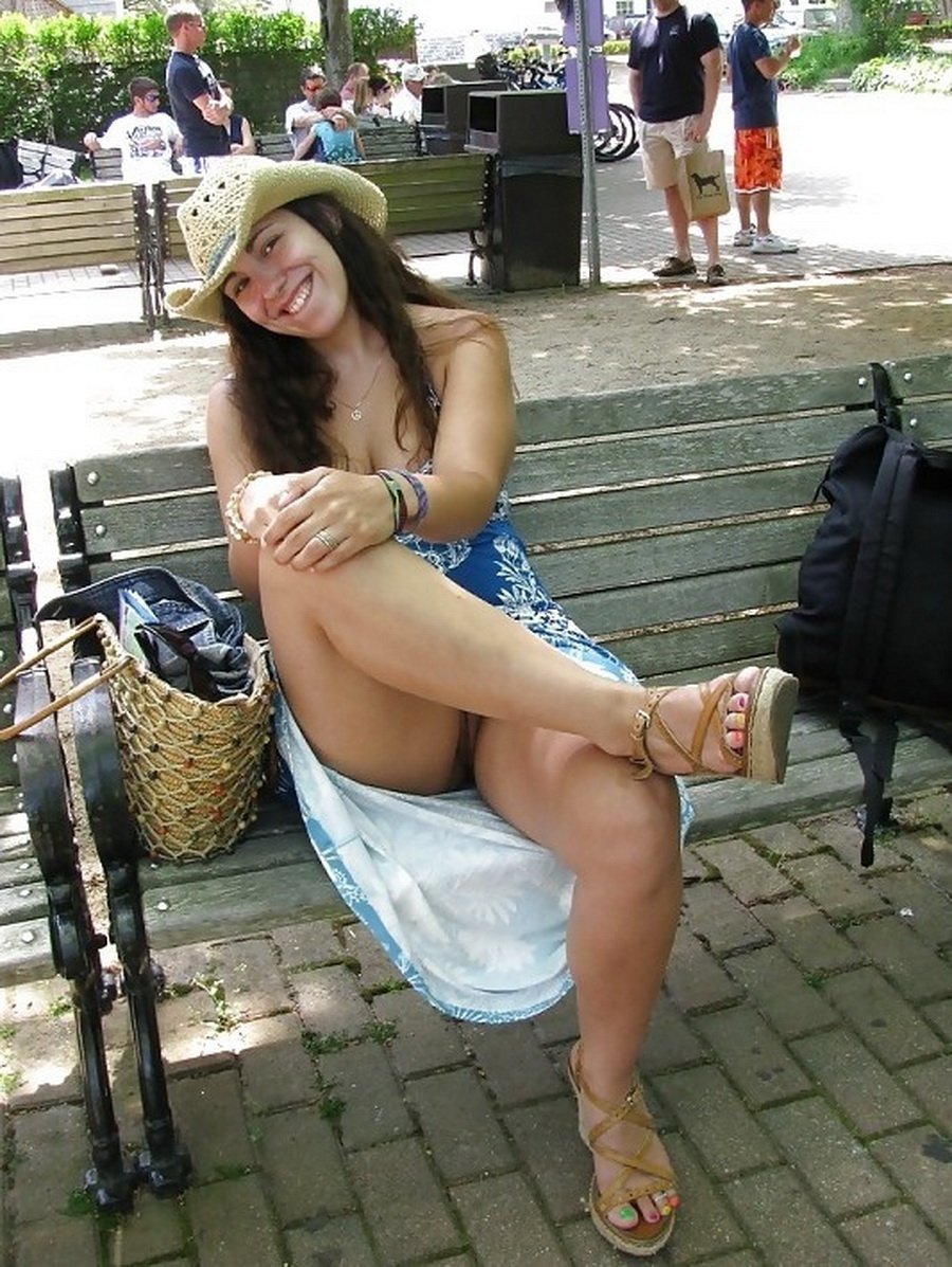 Девушка ходит по улице с самотыком