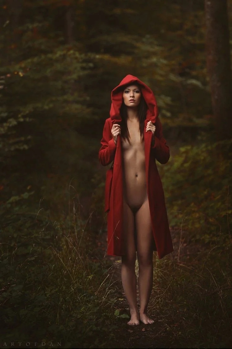 Девушка в накидке голышом