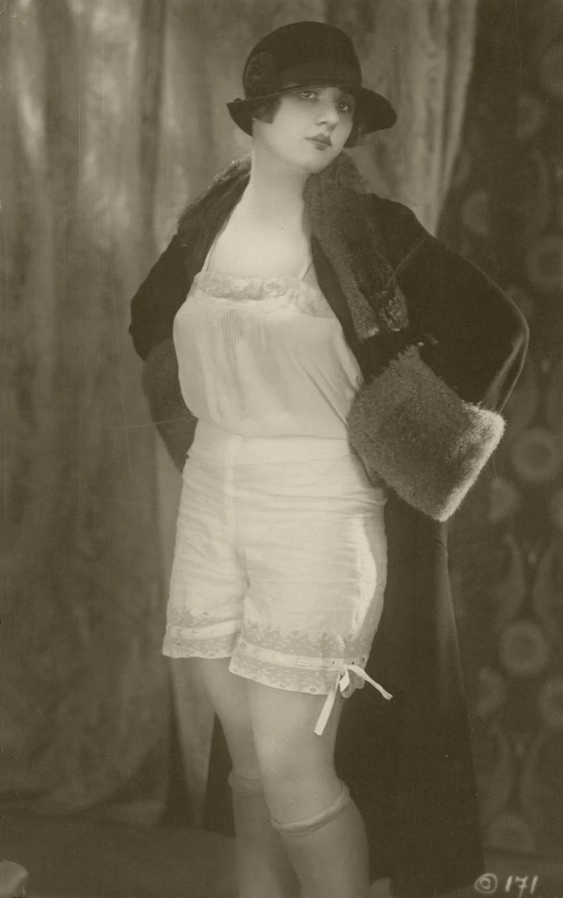 Женские попки в панталонах