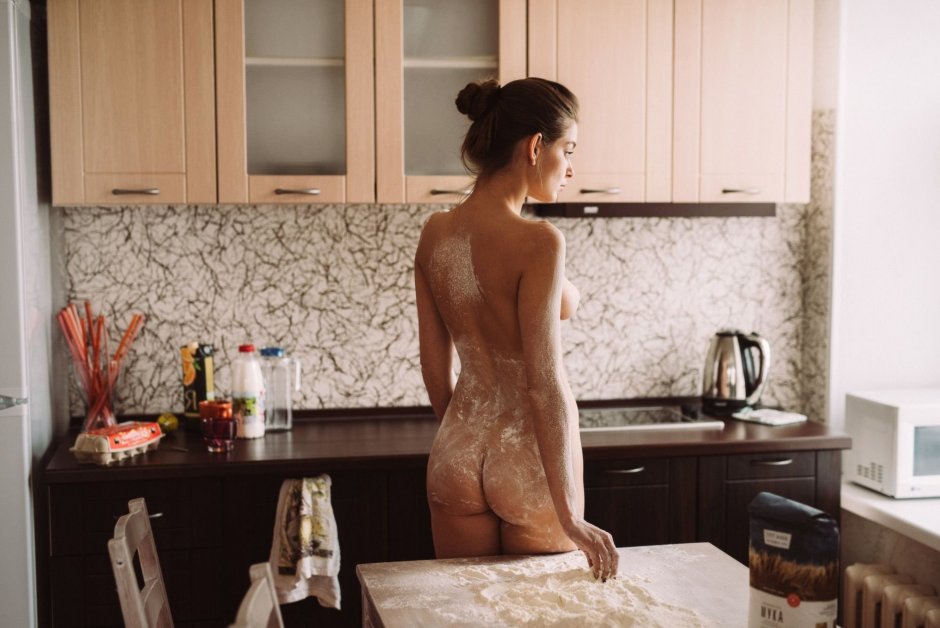 Девушка на кухне в муке