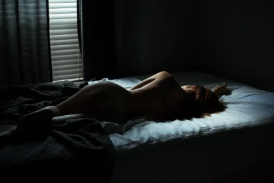 Девушка спит без одежды