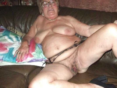 Старушки без трусов домашнее