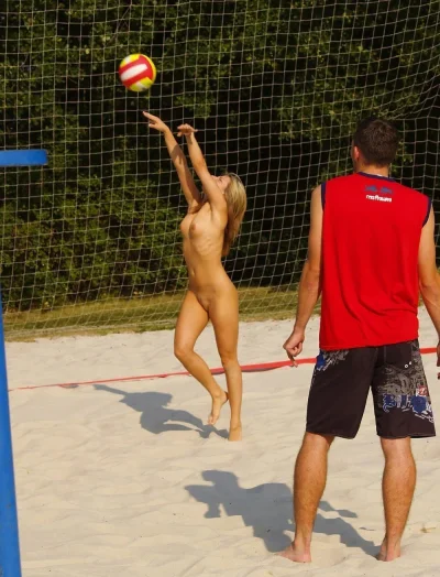 Волейбол топлесс