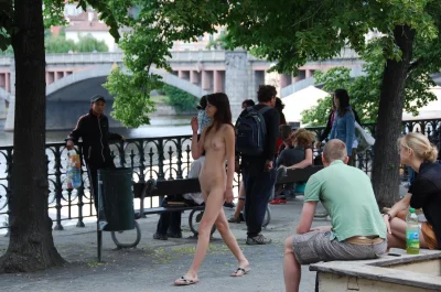 Обнажение в публичных местах