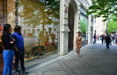 Голая Антония на публике