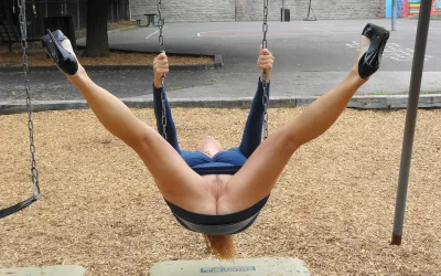 Девушки бегают голышом