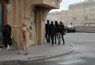 Голые люди на улицах города