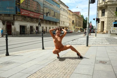 Ходит голая по улице