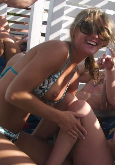 Засветила сиськами