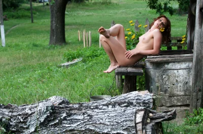 Девушка раздевается во дворе