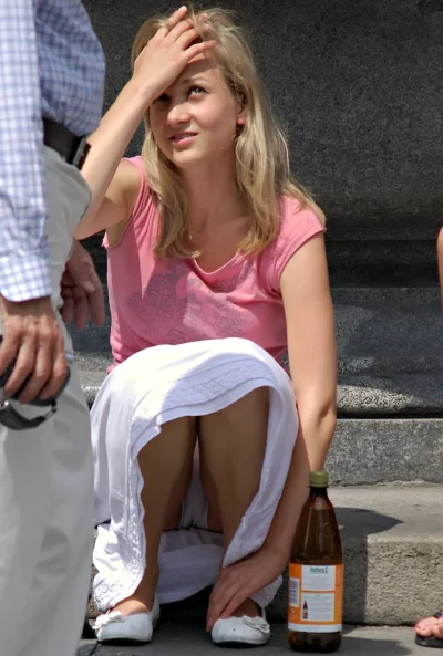 Девушка без трусиков случайно нагнулась