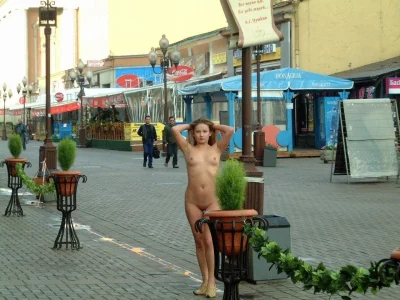 Русские девушки обнажаются на публике