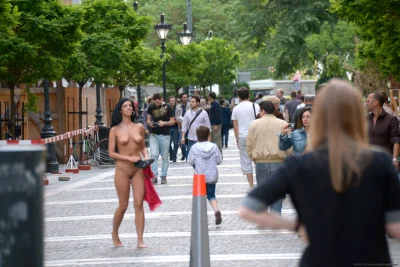 Девочки раздеваются на публике