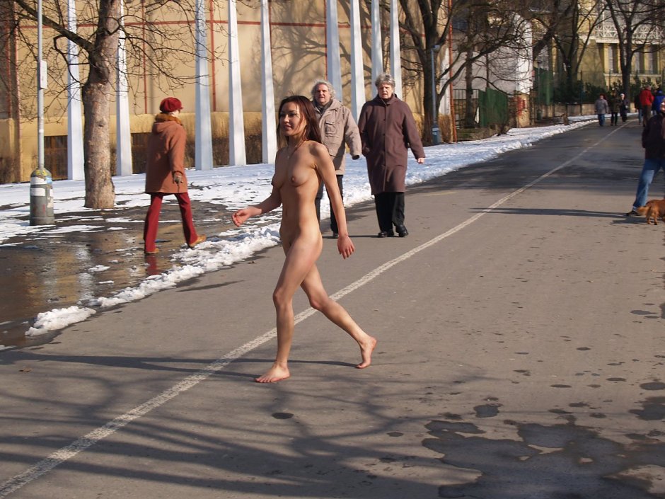 Женщина голышом на улице