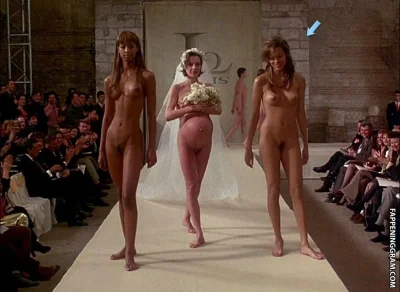 Голые фотомодели на подиуме