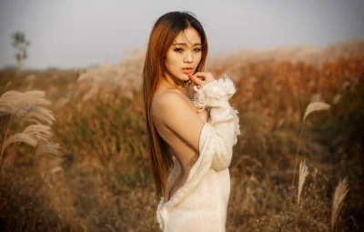 Голая азиатка на полу сидит