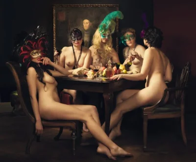 Новогодняя вечеринка в стиле ню