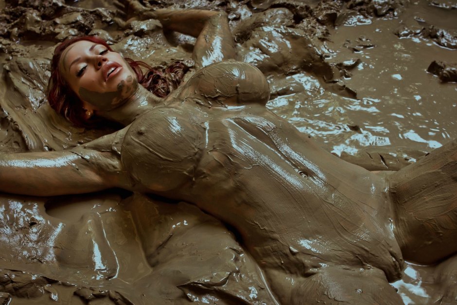 Katerina Stankova голая в грязи