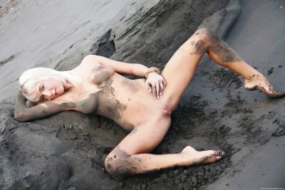 Девушки большая грудь в грязи