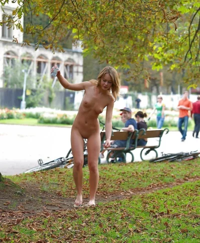 Девушки нудистки на улице