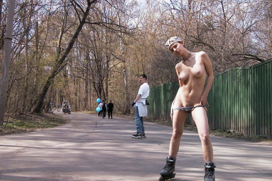 Антон Любушкин ню на улице