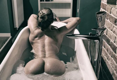 Женщина 30 лет сидит спина край ванна ню