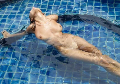 Голые спортсменки в бассейне