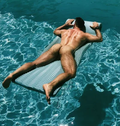 Ashlee Lynn голая в бассейне