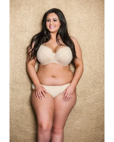 София Адамс плюс сайз