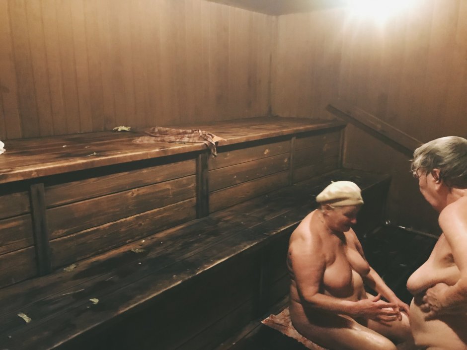 Красивые голые женщины в сауне