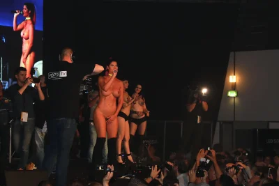 Голые телки с муз.инструментами