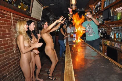 Ресторан с голыми официантами