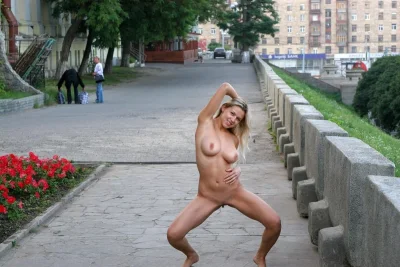 Голые женщины ходят на улице