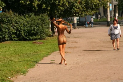 Прозрачное платье на улице