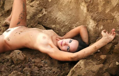 Голая валяется в песке
