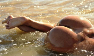 Загорелые женские попки