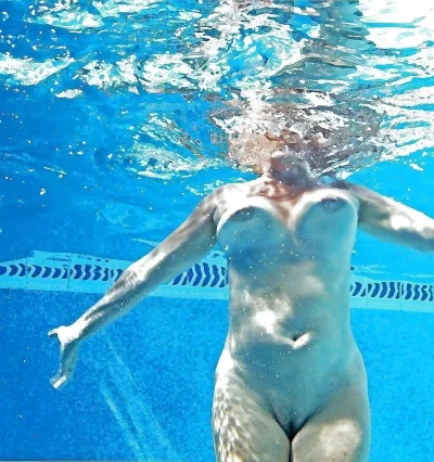 Красивые девушки без трусов в бассейне