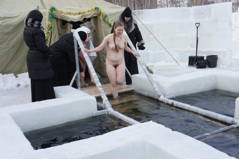 Голые купаются на крещение