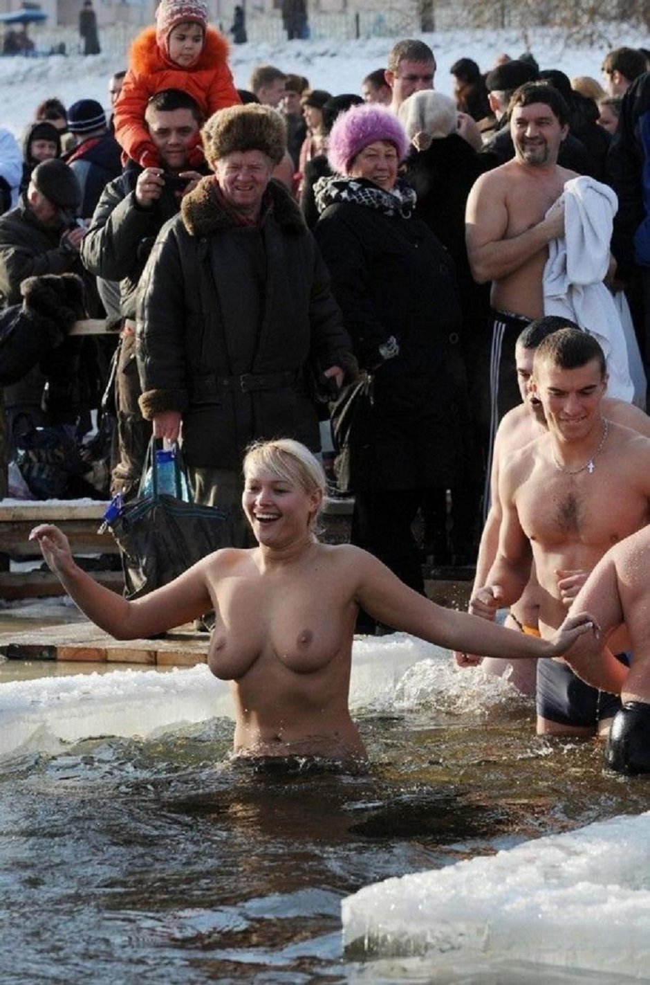 Купание в проруби голышом