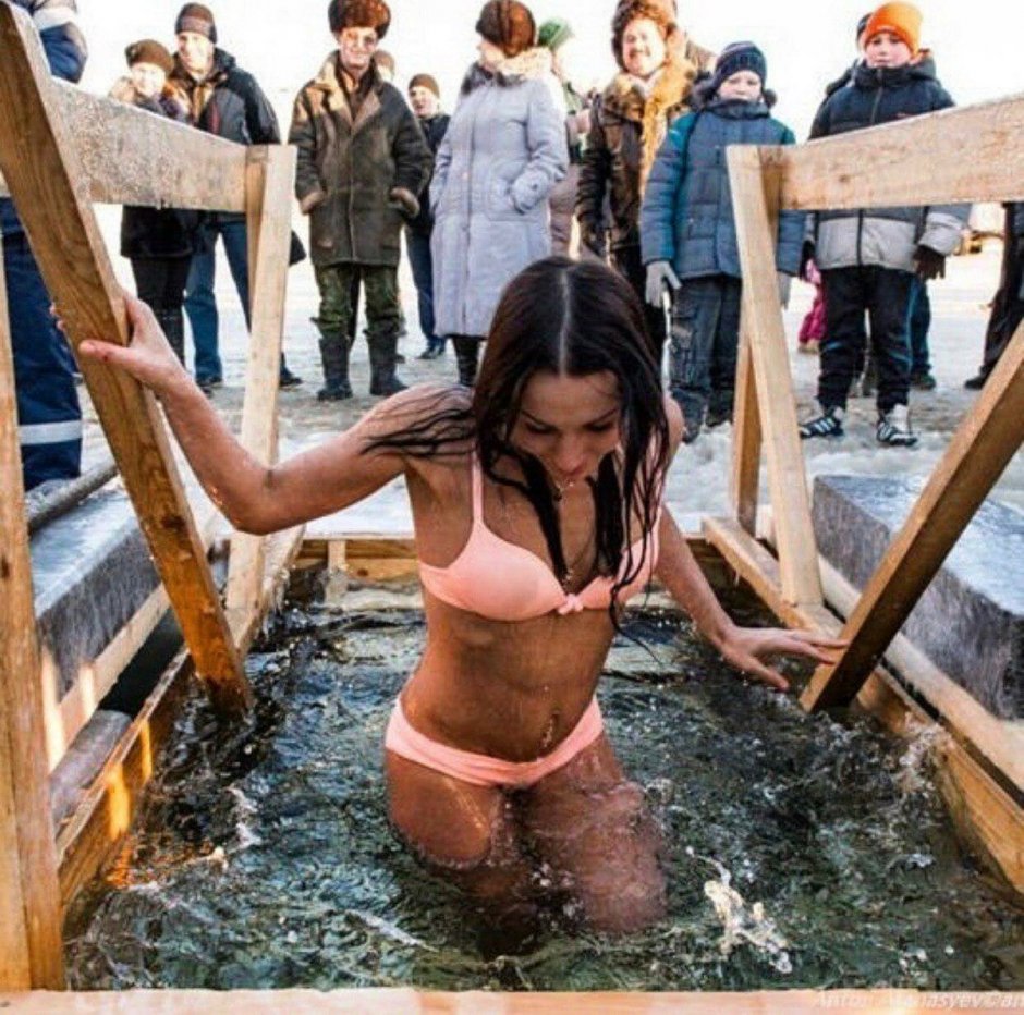 Купаются в Нижнем белье на крещение