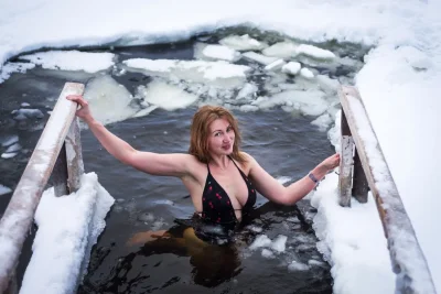 Купание зимой в проруби