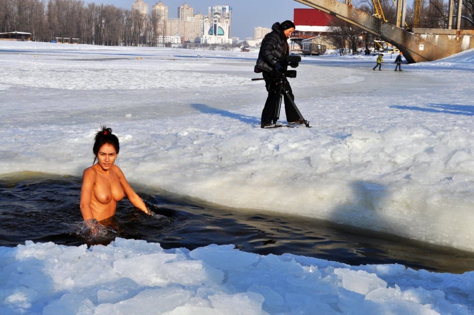Крещение в проруби голышом