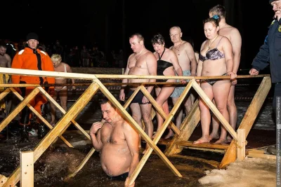 Голые девки купаются в проруби