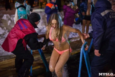 Купание в проруби на крещение 2021 женщины