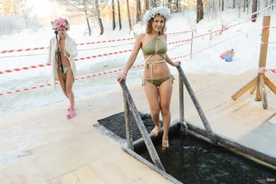 Зимние купания в проруби