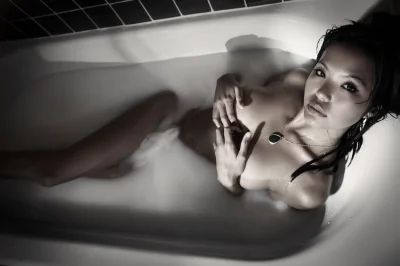 Фотосессия ню в ванной комнате