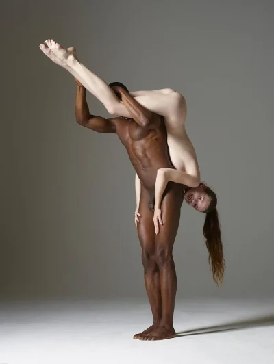 Парная акробатика голышом