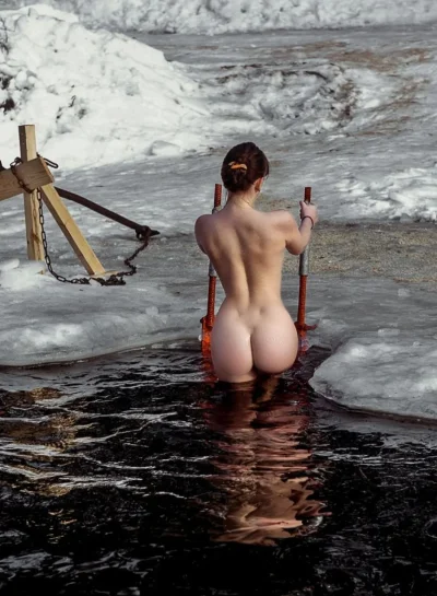 Голые женщины купаются в снегу