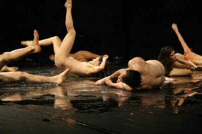 Голые женщины в голом театре