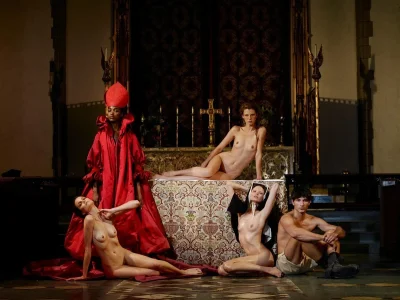 Голые женщины в спектаклях